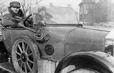 Mujeres voluntarias conductoras en un Wolseley, donado para el esfuerzo de guerra, Cambridge, Primera Guerra Mundial, 1915