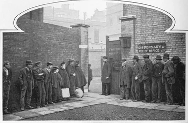 Esperando admisión al asilo de St Marylebone, Luxborough Street, Londres, c1901 1903