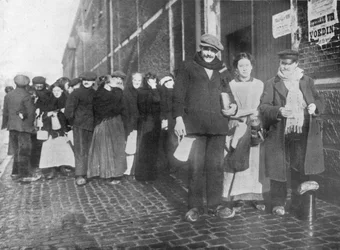 Esperando raciones de socorro en Brujas, 1915