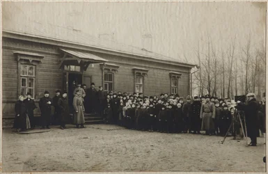 Esperando la remoción del cuerpo de León Tolstói en la estación de Astapovo, 20 de noviembre de 1910, 1910