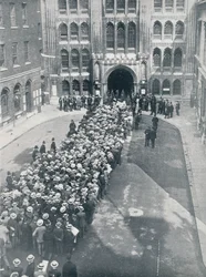 Esperando para entrar en el Guildhall para la primera gran reunión de llamada a las armas del Sr. Asquith, 1914