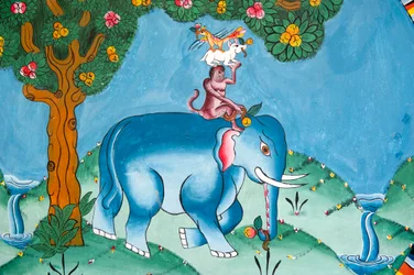 Mural que representa la leyenda de los cuatro amigos; elefante; mono; conejo y gallo; Kharbadi Gompa; Phuentsholing; Reino de Bután