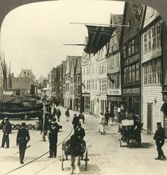 Almacenes a lo largo del muelle en el casco antiguo de Bergen, durante siglos el gran mercado de pescado de Noruega, c1905