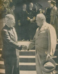 Cálido apretón de manos entre el Primer Ministro y el Presidente, 1945