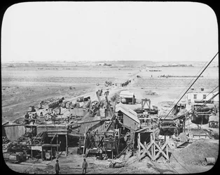 Lavado de equipo y pisos en una mina, Sudáfrica, c. 1890