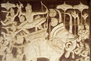 Wat Ounalom: escultura que representa una escena de batalla del Ramayana Phnom Penh Camboya