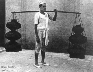 Portador de agua, siglo XX