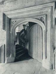 Puerta norte de Waynflete, con las escaleras del siglo XVII a la escuela superior y antecapilla, 1926