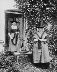 Mujeres galesas con una rueca, 1912