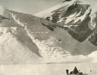 Campamento de la Parte Occidental el 28 de diciembre bajo un glaciar colgante en las rocas de la Catedral, 1909