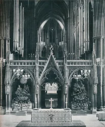 Abadía de Westminster, Londres, mostrando los candelabros del Antiguo y Nuevo Testamento de Benno Elkan, c1942