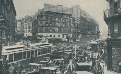 Por qué París necesita planificación constante: Bloqueo de tráfico en una calle principal, c. 1935