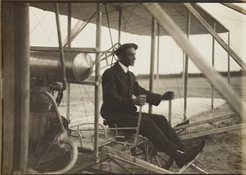Wilbur Wright en el avión, 1908