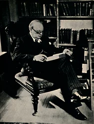 Winston Spencer Churchill en su biblioteca, 1945