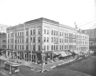 Calle Wisconsin y Broadway, Milwaukee, Wisconsin, EE.UU., c1900