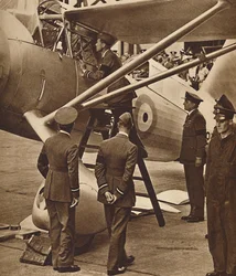 Con la Real Fuerza Aérea, 1937