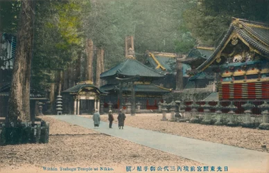 Dentro del Templo Toshogu en Nikko, c1900