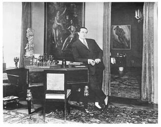 Wolfgang Gurlitt en el estudio de su galería en la Potsdamer Strasse, Berlín, c. 1925