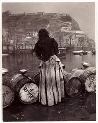Mujer y barriles, puerto de Whitby