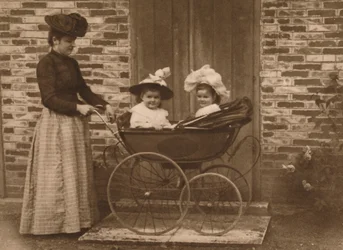 Mujer y niños en un cochecito, 1937