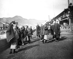 Mujer cargando carbón, Nagasaki, Japón, c. 1900