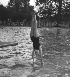 Mujer zambulléndose en una piscina, siglo XX