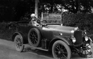 Mujer conduciendo un coche, 1930