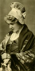 Mujer con traje tradicional, Baja Austria, c1935