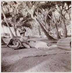 Mujer acostada bajo palmeras, c 1911
