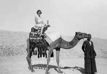 Mujer en un tour en camello, Egipto