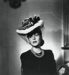 Mujer con sombrero y velo del diseñador de moda francés Jacques Fath, Francia, 1943