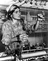 Mujer trabajando en la industria de la seda, Samarcanda, Uzbekistán, 1936