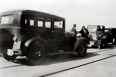Mujeres y coches estacionados, 1930