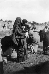 Mujeres recogiendo agua en el río Tigris, Bagdad, Irak, 1917-1919