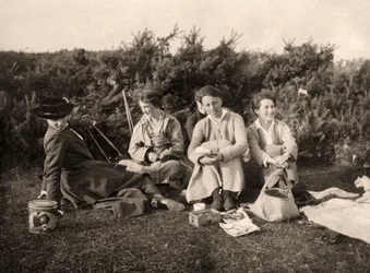 Mujeres disfrutando de un picnic, siglo XX