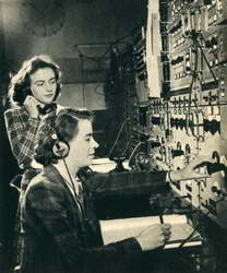 Las mujeres han tomado los trabajos de los hombres. Sala de control de la BBC durante una emisión, 1942