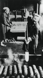 Mujeres fabricando casquillos de proyectiles en una fábrica rusa, Segunda Guerra Mundial, 1943