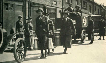 Reservistas mujeres entregando leche a un hospital, Primera Guerra Mundial, c. 1914-1918, c. 1920