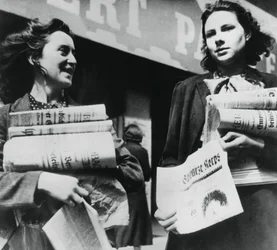 Mujeres vendiendo periódicos alemanes, París ocupado por los alemanes, 19 de julio de 1940