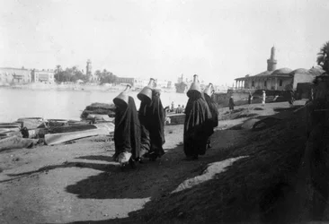 Mujeres portadoras de agua, Río Tigris, Bagdad, Irak, 1917-1919