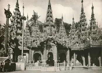 Santuarios tallados en madera con trabajo de mosaico de vidrio en la Pagoda Shwe Dagon, Rangún, 1900