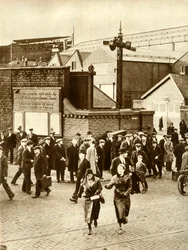 Trabajadores saliendo... después de la suspensión de la construcción del Cunarder 534, diciembre de 1931, 1935