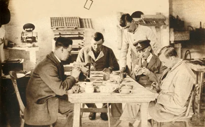 Soldados heridos en clase de cerámica...Devon, Primera Guerra Mundial, 1914-1918, 1933