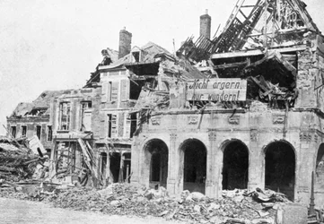 Edificio destruido, Grande Place, Péronne, Francia, Primera Guerra Mundial, 1917, c1920