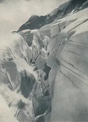 Grieta bostezante por encima de Bergli en Grindelwald, c1935