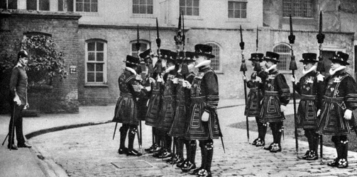 Guardias Yeomen en desfile en la Torre de Londres, 1926-1927