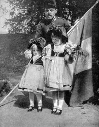 Niños alsacianos jóvenes en traje tradicional con un soldado francés, Primera Guerra Mundial, 1915