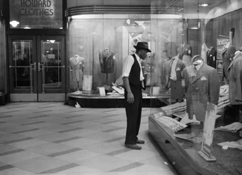 Joven mirando escaparates, Estados Unidos, c.1941