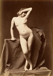 Mujer joven, desnuda, de frente con la mano sobre el rostro, década de 1860