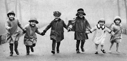 Niños pequeños en Hyde Park, Londres, 1926-1927